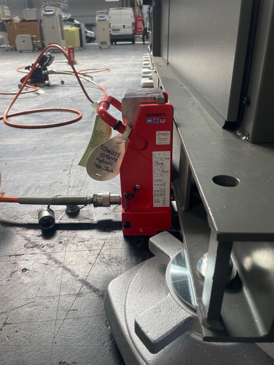 RSS_Industrial's tweet photo. Installing #machines using #hydraulic adjustable toe jacks, controlled by 1 manual hand pump and 2 way control manifold, simple and effective.  #holmatro equipment available for short or loing term #hire #liftingdifferent #RSS industrialtools@rssgroup.co.uk https://t.co/MGRHa75V6P
