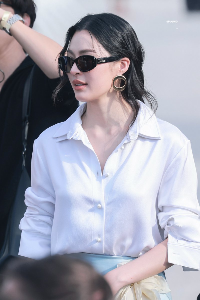 _sPoundK_'s tweet photo. Lingling Kwong at Dior during PFW is a moment I am genuinely happy to witness. She carries the moment with confidence without making it feel overdone.

#LingOrmDiorSummer27 #LinglingKwong  #LingOrm #Dior #DiorSummer27 #PFW https://t.co/qo7iGvTtJ3