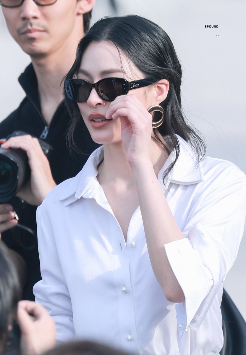 _sPoundK_'s tweet photo. Lingling Kwong at Dior during PFW is a moment I am genuinely happy to witness. She carries the moment with confidence without making it feel overdone.

#LingOrmDiorSummer27 #LinglingKwong  #LingOrm #Dior #DiorSummer27 #PFW https://t.co/qo7iGvTtJ3