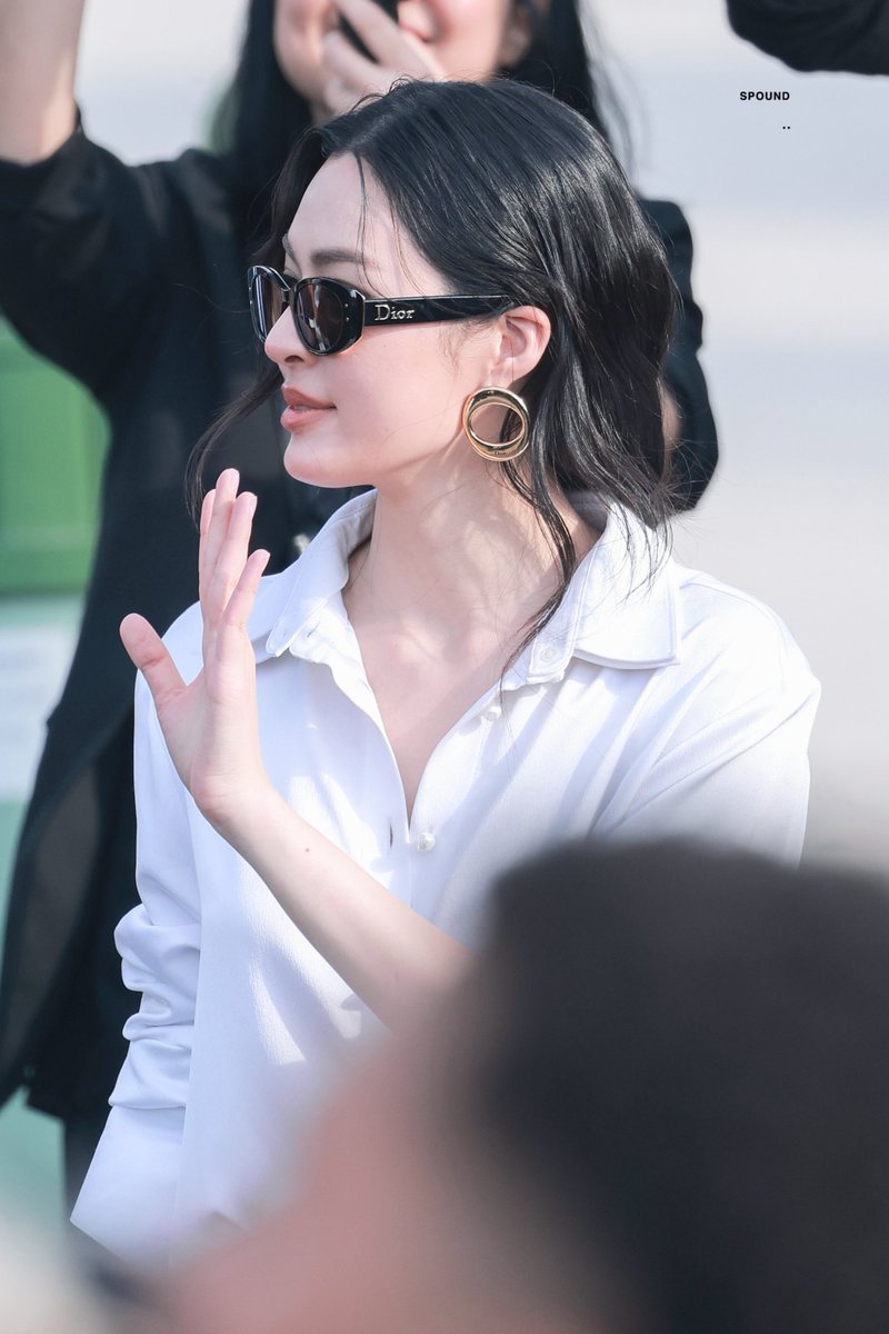 _sPoundK_'s tweet photo. Lingling Kwong at Dior during PFW is a moment I am genuinely happy to witness. She carries the moment with confidence without making it feel overdone.

#LingOrmDiorSummer27 #LinglingKwong  #LingOrm #Dior #DiorSummer27 #PFW https://t.co/qo7iGvTtJ3