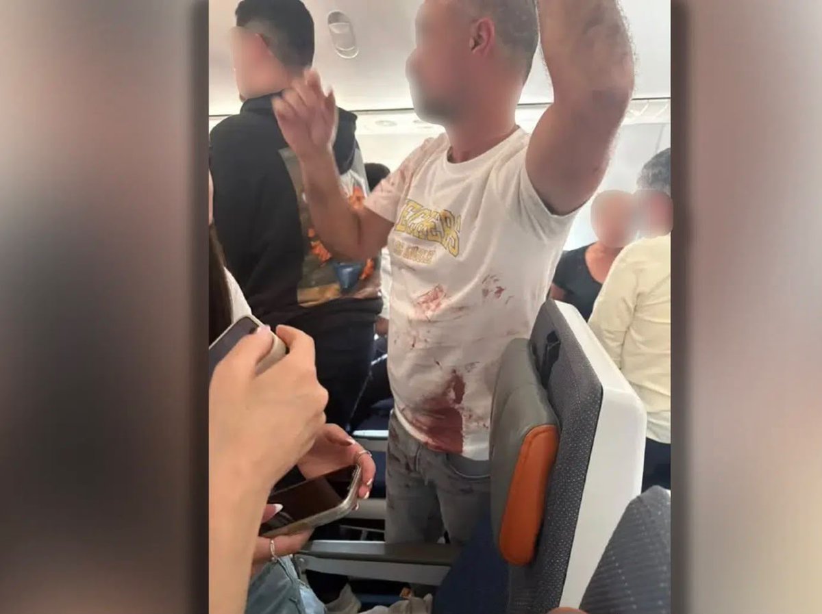 FaktenRadarDE1's tweet photo. Drama im Flugzeug: Crew verhindert Absturz auf Flydubai-Flug nach Tel Aviv. Ein Pilot soll seinen Kollegen mit einem Messer attackiert haben. Passagiere überwältigten ihn. Israel prüft Verdacht auf Terroranschlag wie am 11. September. https://t.co/a0RjGxbX0O