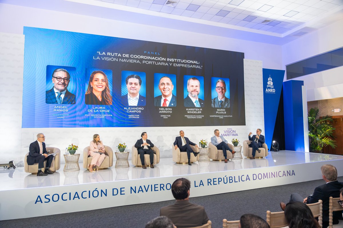airdmedia's tweet photo. Participamos en la primera edición de Visión Marítima 2026, organizada por nuestros socios, la Asociación de Navieros de la República Dominicana (@navierosrd), un espacio de diálogo dedicado a los desafíos y oportunidades del sector marítimo-portuario y a la construcción de una visión de largo plazo para el país.

Nuestro vicepresidente ejecutivo, Mario Pujols, participó en el panel “La ruta de coordinación institucional: la visión portuaria y empresarial”, junto a Ángel Ramos, miembro de la @asociaciondenavieros; Laura de la Cruz, encargada de la División Jurídica de ANAMAR; Alejandro Campos, director Ejecutivo de @PortuariaRD y Nelson Arroyo, director general de @aduanard; Karsten Windeler, presidente de @MARDOM40 y tesorero de la ANRD.

Durante el intercambio, @PujolsMarioE destacó que alcanzar la Meta 2036 requerirá un sistema marítimo y logístico preparado para acompañar el crecimiento de la economía y de la industria, con mayor capacidad, conectividad, eficiencia y previsibilidad. Para el sector industrial, señaló, hablar de competitividad logística es también hablar de competitividad industrial. 

En ese sentido, destacó la importancia de conectar las capacidades existentes y fortalecer la articulación público-privada para avanzar hacia una plataforma regional de producción, transformación y distribución. 

Agradecemos a la Asociación de Navieros de la República Dominicana por la invitación y por promover este espacio de reflexión y articulación en torno al futuro marítimo y logístico de nuestro país.