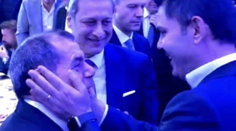 Kanatchaydar's tweet photo. @ciromeomertens @pivotdokuz Bir el atın ele murat bey oraya değil oraya değil formu imzalayacaktınız https://t.co/aTUT9VqY0s