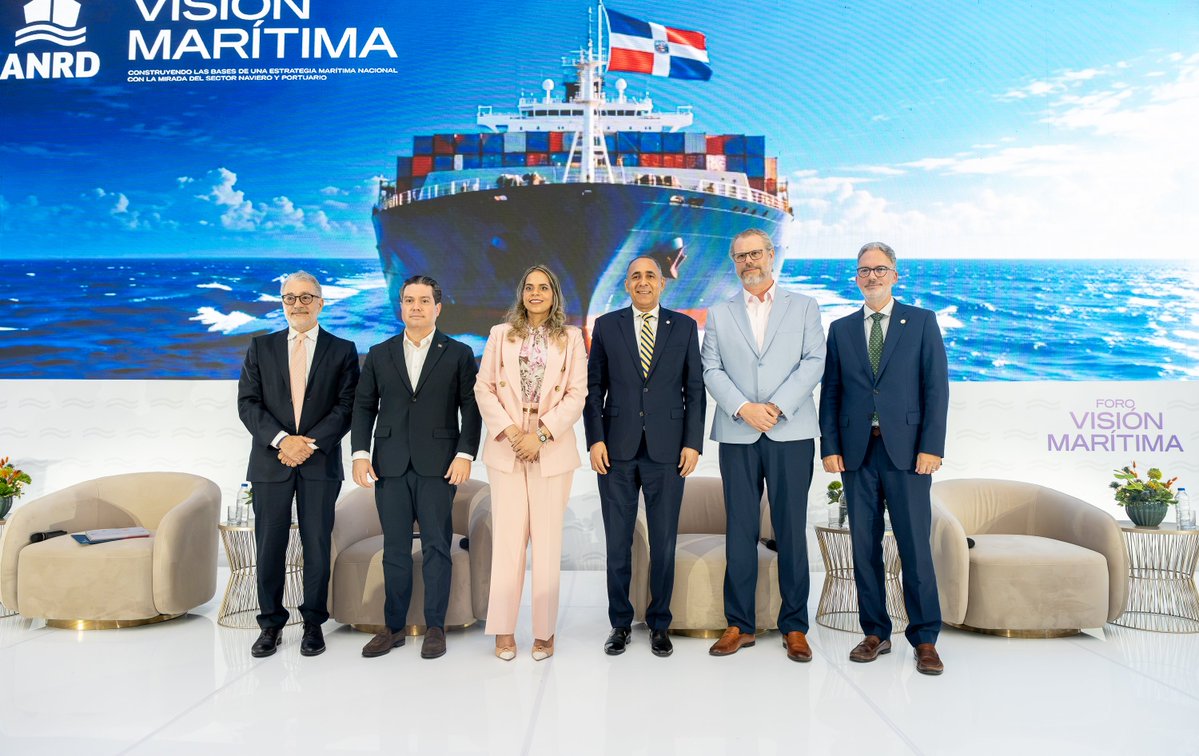 airdmedia's tweet photo. Participamos en la primera edición de Visión Marítima 2026, organizada por nuestros socios, la Asociación de Navieros de la República Dominicana (@navierosrd), un espacio de diálogo dedicado a los desafíos y oportunidades del sector marítimo-portuario y a la construcción de una visión de largo plazo para el país.

Nuestro vicepresidente ejecutivo, Mario Pujols, participó en el panel “La ruta de coordinación institucional: la visión portuaria y empresarial”, junto a Ángel Ramos, miembro de la @asociaciondenavieros; Laura de la Cruz, encargada de la División Jurídica de ANAMAR; Alejandro Campos, director Ejecutivo de @PortuariaRD y Nelson Arroyo, director general de @aduanard; Karsten Windeler, presidente de @MARDOM40 y tesorero de la ANRD.

Durante el intercambio, @PujolsMarioE destacó que alcanzar la Meta 2036 requerirá un sistema marítimo y logístico preparado para acompañar el crecimiento de la economía y de la industria, con mayor capacidad, conectividad, eficiencia y previsibilidad. Para el sector industrial, señaló, hablar de competitividad logística es también hablar de competitividad industrial. 

En ese sentido, destacó la importancia de conectar las capacidades existentes y fortalecer la articulación público-privada para avanzar hacia una plataforma regional de producción, transformación y distribución. 

Agradecemos a la Asociación de Navieros de la República Dominicana por la invitación y por promover este espacio de reflexión y articulación en torno al futuro marítimo y logístico de nuestro país.