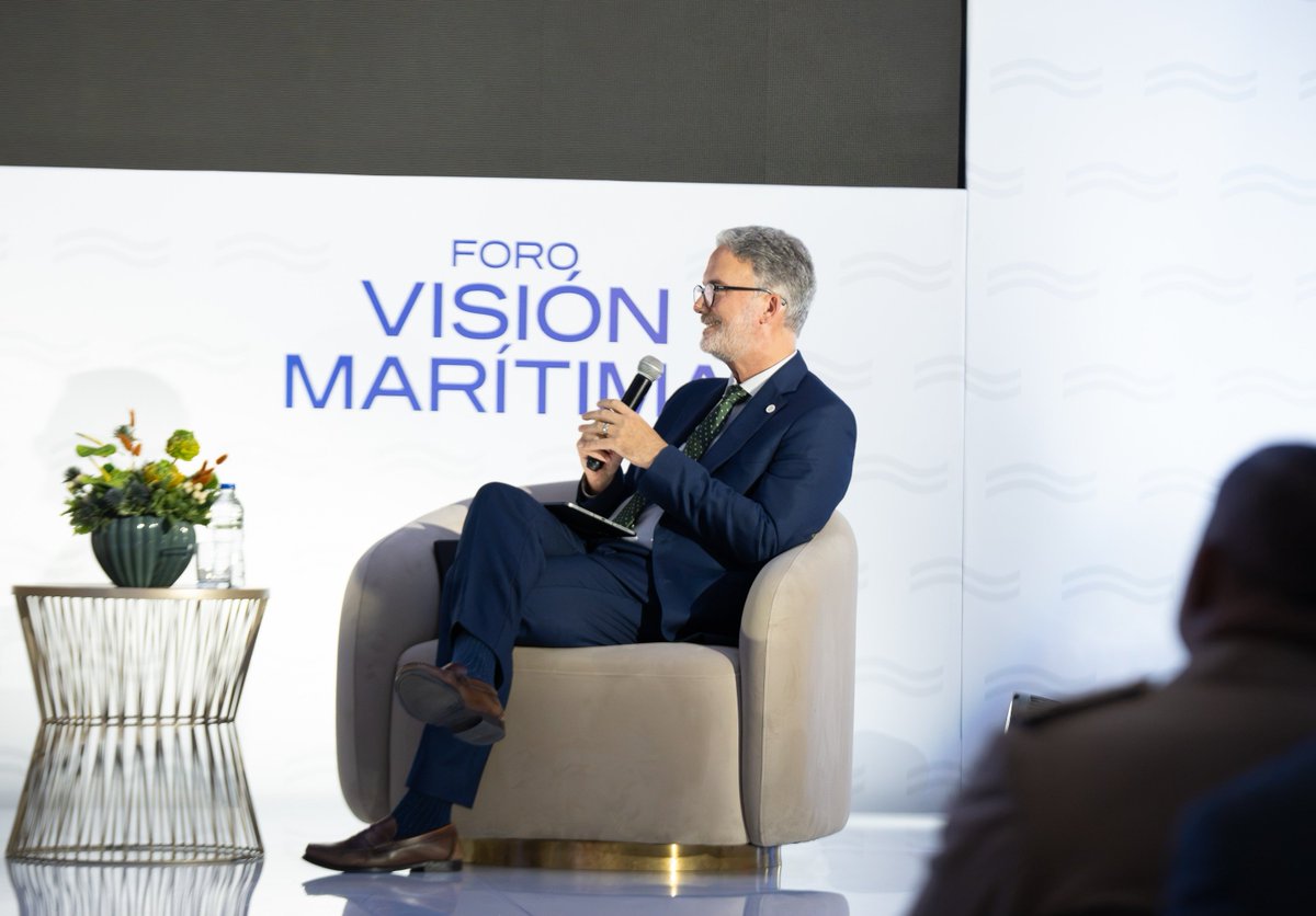 airdmedia's tweet photo. Participamos en la primera edición de Visión Marítima 2026, organizada por nuestros socios, la Asociación de Navieros de la República Dominicana (@navierosrd), un espacio de diálogo dedicado a los desafíos y oportunidades del sector marítimo-portuario y a la construcción de una visión de largo plazo para el país.

Nuestro vicepresidente ejecutivo, Mario Pujols, participó en el panel “La ruta de coordinación institucional: la visión portuaria y empresarial”, junto a Ángel Ramos, miembro de la @asociaciondenavieros; Laura de la Cruz, encargada de la División Jurídica de ANAMAR; Alejandro Campos, director Ejecutivo de @PortuariaRD y Nelson Arroyo, director general de @aduanard; Karsten Windeler, presidente de @MARDOM40 y tesorero de la ANRD.

Durante el intercambio, @PujolsMarioE destacó que alcanzar la Meta 2036 requerirá un sistema marítimo y logístico preparado para acompañar el crecimiento de la economía y de la industria, con mayor capacidad, conectividad, eficiencia y previsibilidad. Para el sector industrial, señaló, hablar de competitividad logística es también hablar de competitividad industrial. 

En ese sentido, destacó la importancia de conectar las capacidades existentes y fortalecer la articulación público-privada para avanzar hacia una plataforma regional de producción, transformación y distribución. 

Agradecemos a la Asociación de Navieros de la República Dominicana por la invitación y por promover este espacio de reflexión y articulación en torno al futuro marítimo y logístico de nuestro país.