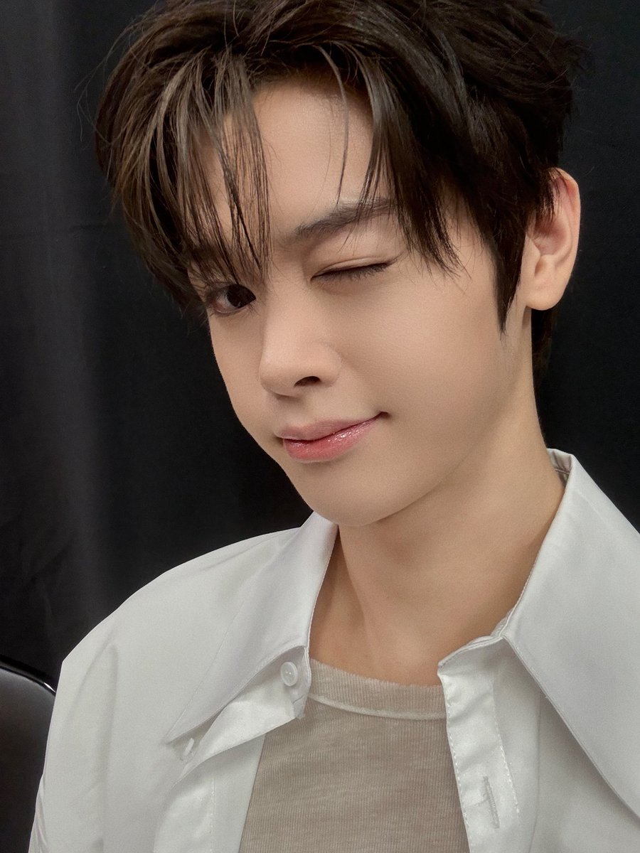 CYE_MEMBERS7's tweet photo. Drop that
❤️ 클로저 이거 놓쳤죠? 컴백하고 다시 클로저랑만나니까 너무너무 행복해요! 멋있어요? 많이 많이 멋있어요? ㅋㅋㅋ😎🎉👏 감사합니다 사랑합니다! 클로저!!! 더 많이 많이 기대해주세요! 이제 컴백활동 시작했으니까! 저희 클로저들이랑 많은 소중한 추억들 만들고싶어요!!!!

#마징시앙 #MAJINGXIANG 
#CLOSEYOUREYES #클로즈유어아이즈
#CYE #클유아