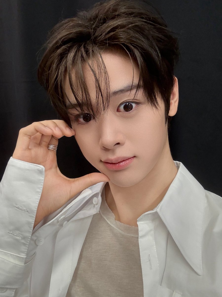 CYE_MEMBERS7's tweet photo. Drop that
❤️ 클로저 이거 놓쳤죠? 컴백하고 다시 클로저랑만나니까 너무너무 행복해요! 멋있어요? 많이 많이 멋있어요? ㅋㅋㅋ😎🎉👏 감사합니다 사랑합니다! 클로저!!! 더 많이 많이 기대해주세요! 이제 컴백활동 시작했으니까! 저희 클로저들이랑 많은 소중한 추억들 만들고싶어요!!!!

#마징시앙 #MAJINGXIANG 
#CLOSEYOUREYES #클로즈유어아이즈
#CYE #클유아