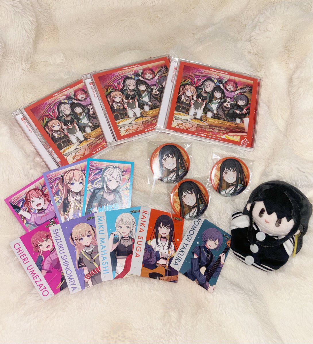 May_o_o_T's tweet photo. ✌️🏠お知らせ🏠✌️

一家Dumb Rock!1stsingle「ピースフル・ピーシーズ！」ついに本日発売&MVが公開されました！✨

昨日から皆さんの手元に届いている様子や曲の感想を拝見できてとっても幸せです‼️

5人に「こんなに沢山の方に曲を聴いていただいて、愛していただいてるよっ！！」
って伝えてあげたいです！☺️

どちらの曲もﾎﾝﾏﾆｽｷ🫶🏻
暴走しがちな家団愛はピースピを聴いて安定させていますよ！おすすめです！
#バンドリ #家団