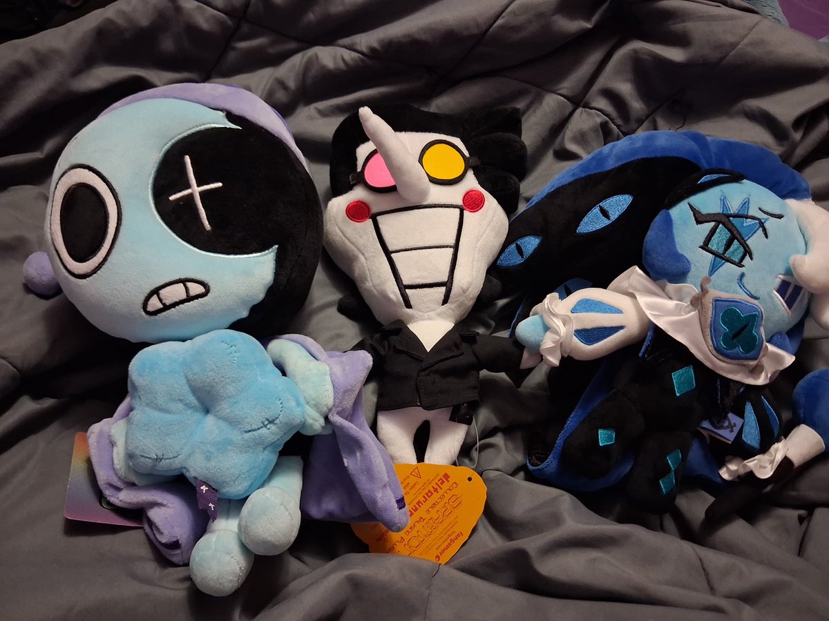 Astral___Star's tweet photo. @Another1btd__ @radbreinn I literally have 2 other plushies around the same price range about the same size if not bigger and more quality 😭
It's ridiculous that a roblox game and a mobile game's plushies are more quality than Deltarune's official merch https://t.co/0LY2YdFPmo