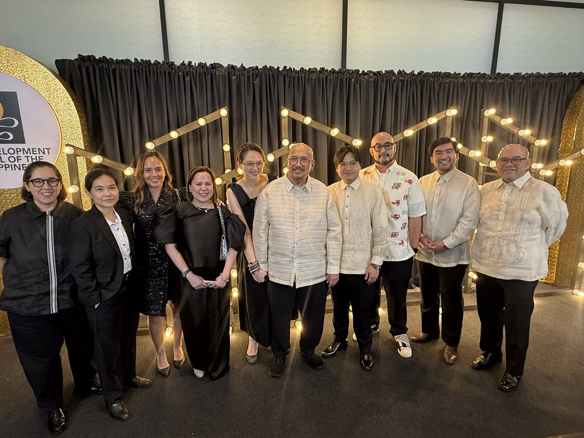 mjfelipe's tweet photo. LOOK: Joined by his family, Viva's Vic del Rosario was given the Lifetime Achievement Award by the FDCP. According to Boss Vic, as he is fondly called in showbiz, he has spent 45 years in making films and he is still as excited as ever. 

Aga Muhlach presented the award to Boss Vic, together with FDCP chairman Jose Javier Reyes.