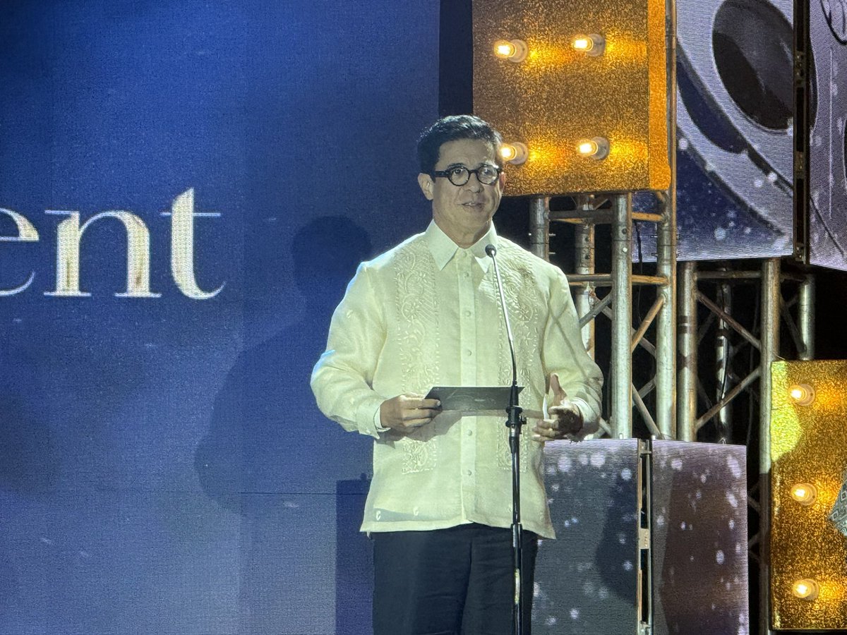 mjfelipe's tweet photo. LOOK: Joined by his family, Viva's Vic del Rosario was given the Lifetime Achievement Award by the FDCP. According to Boss Vic, as he is fondly called in showbiz, he has spent 45 years in making films and he is still as excited as ever. 

Aga Muhlach presented the award to Boss Vic, together with FDCP chairman Jose Javier Reyes.