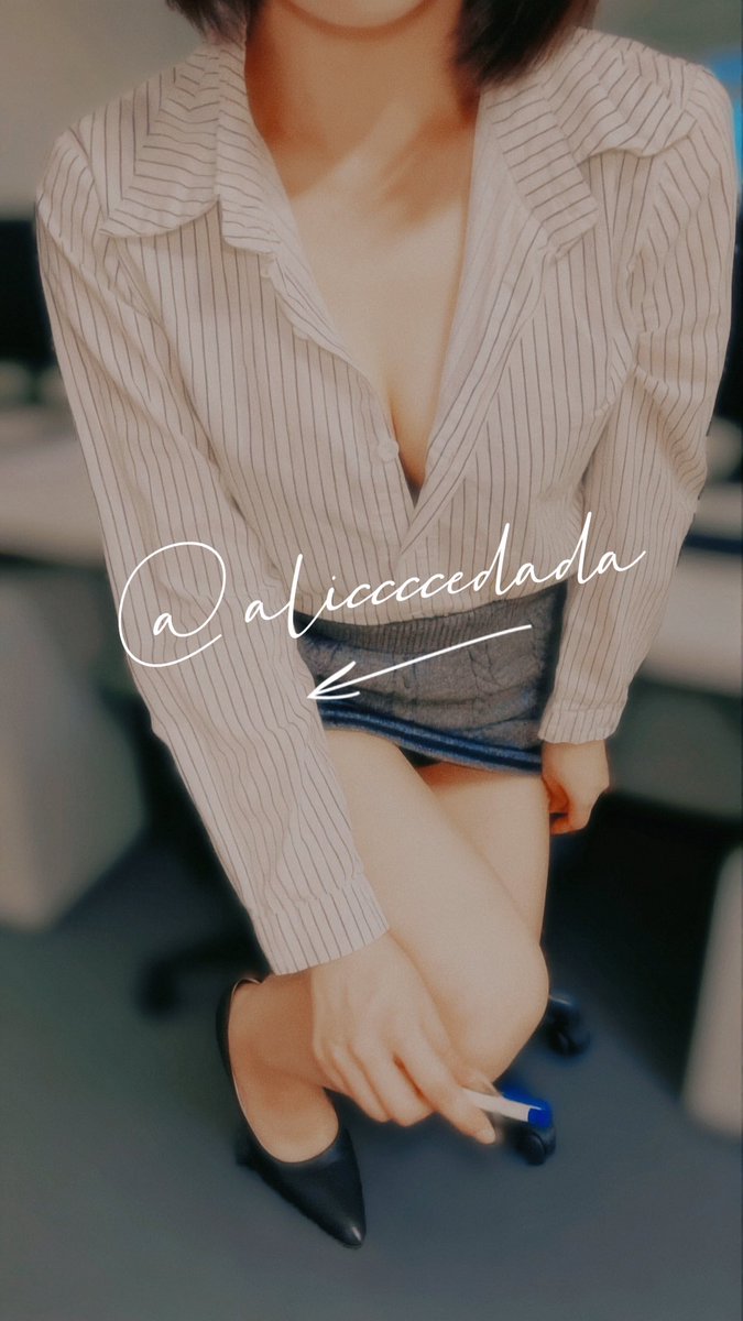aliccccedada's tweet photo. 今天上班的時候同事一直掉筆
害我一直撿一直撿😡
今天是生氣小狗狗🐶 https://t.co/UEHsxdc9n1