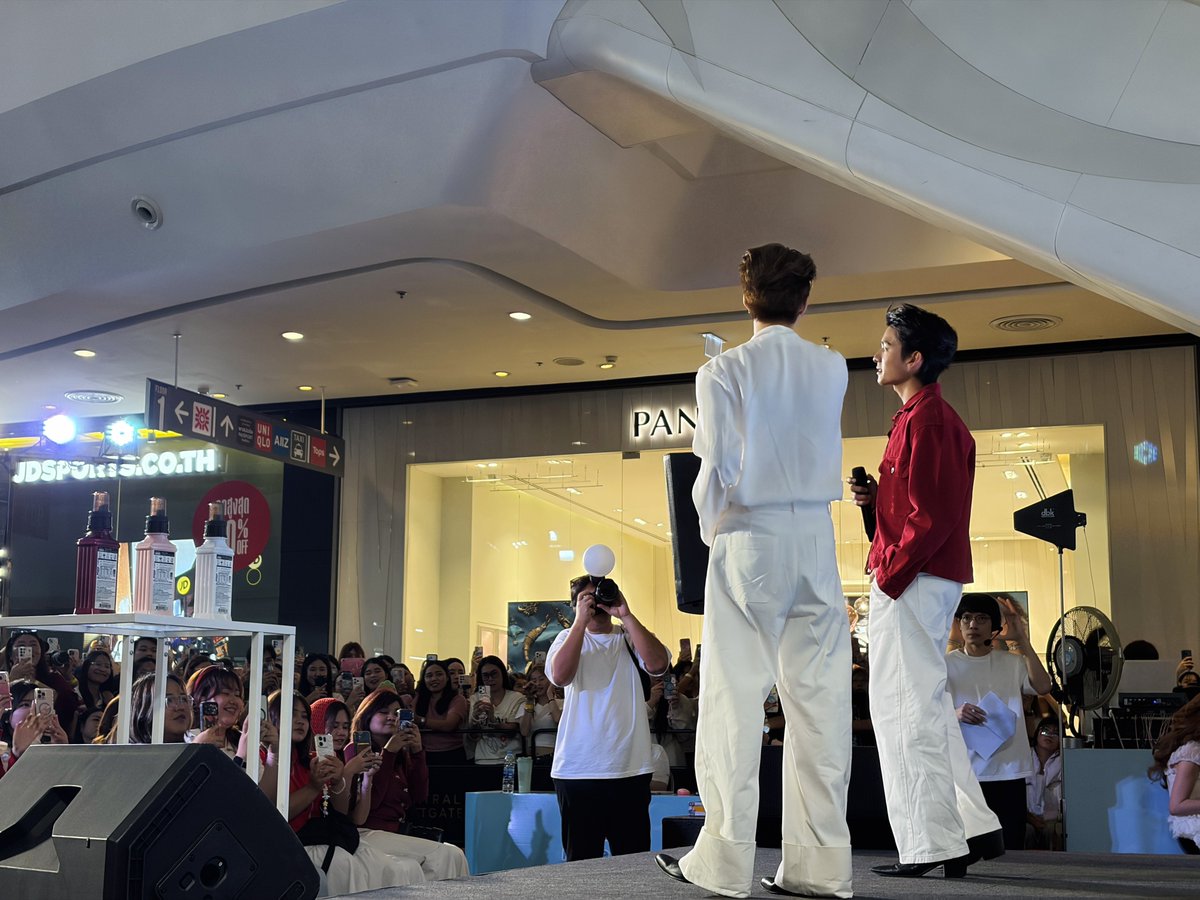 naminji___'s tweet photo. วันแรกที่เข้ามาก็เริ่มเรียนไปงานกับคู่เน็ตเจเจก่อน จนวันนี้เป็นARชั่วคราวให้เน็ตเจวันสุดท้ายแร้ว (เดี๋ยวก็คงมีไปแทนบ้าง,เจอตามงานรวมอยู่ดี555) เรือจ้างลำนี้ขอส่งต่อให้ AR ใหม่น้าา เดี๋ยวทุกคนน่าจะได้เห็นและรู้จักเอง ฝากเอ็นดูเน็ตเจเจกันต่อด้วยน้า ซนบ้างโก๊ะบ้าง ตลอดร่วม2เดือนขอบคุณที่น่ารักกับนี่เสมอมา และขอบคุณแฟนคลับเน็ตเจที่เอ็นดูมจด้วยนะฮับ 🙏🏻🙇🏻‍♂️👋🏻🫶🏻

 #netsiraphop #jj_rcp #NETJJ