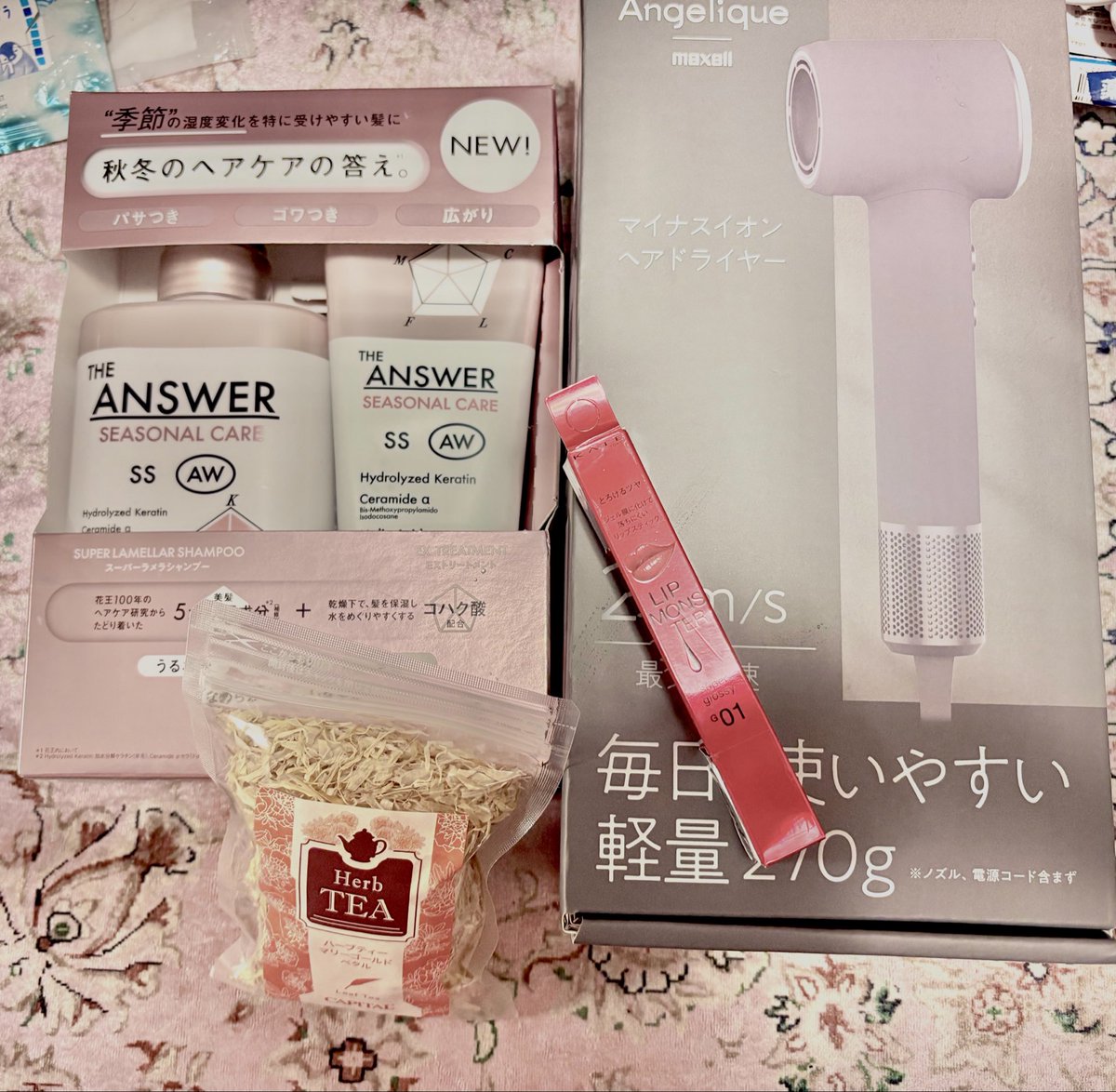 neakome2's tweet photo. 昨日の購入品見て
新しいドライヤー高くないのに軽くて風量強くてサラサラになって神だった
お金使いすぎてるからひかえなきゃ https://t.co/X2xmGFT1KS
