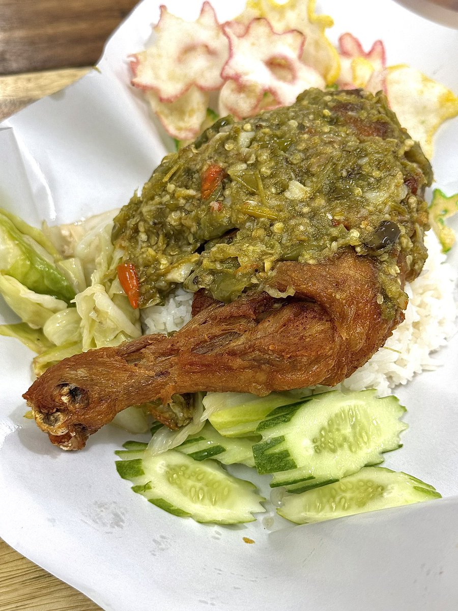praewlovemarc's tweet photo. ตราตรึงใจสุดให้จานนี้เลย ไก่ทอดอินโด ร้าน Abang Halal เผ็ดน้ำหูน้ำตาไหล ปกติกินเผ็ดน้อย แต่มันอร่อยมากกก จนนี่กินหมดเกลี้ยงอ่ะ https://t.co/0z5rINwouX