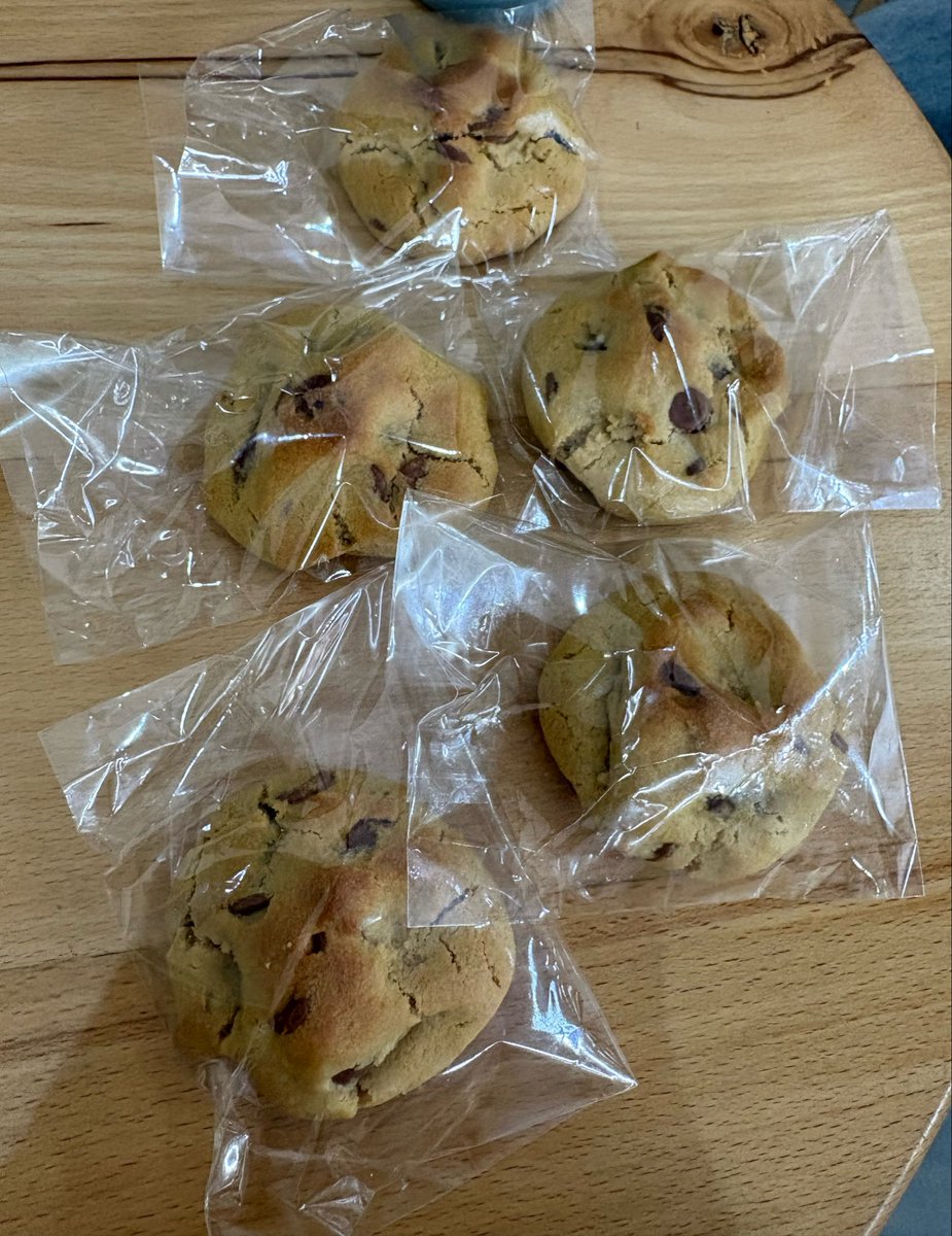 integragun33's tweet photo. ااههخ الذ ما اكلتتت تاج راسي والله صحبتي واخذت حبتين لأني دبه بريالين مايكفيني سروالين😸😸

*حذفت التويته الاولى ونزلته مره ثانيه* https://t.co/fSvAWSFdDk