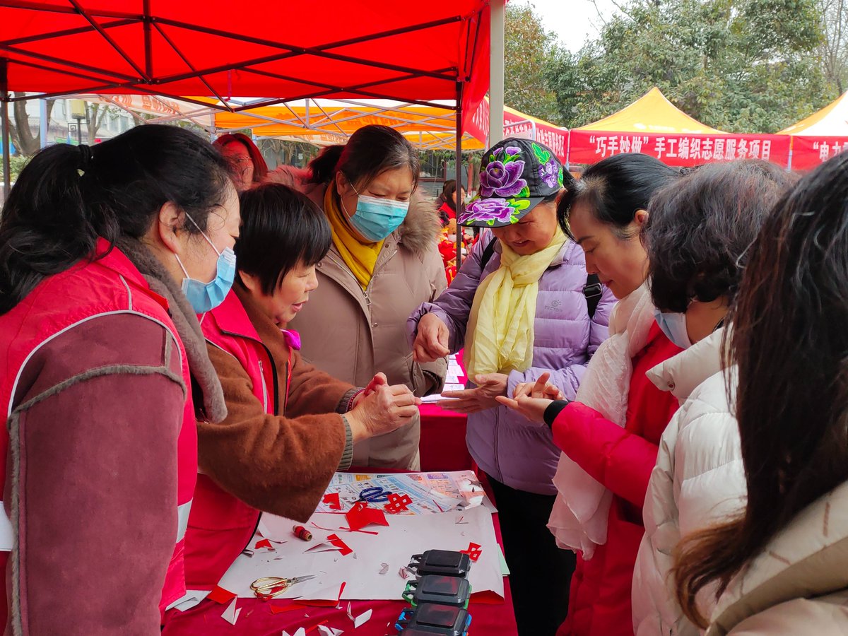 LacreshaDaere's tweet photo. [Ven a nuestro taller de manualidades comunitarias este sábado en la plaza principal! Trae tus ideas y disfruta de un día creativo con vecinos de todos los aos. Entrada gratuita!]， https://t.co/n4zYD0BGB9