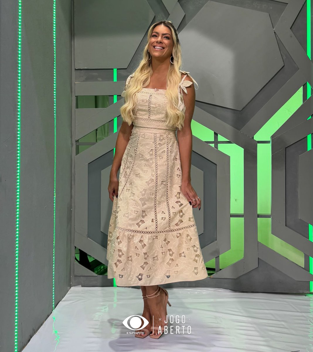 jogoaberto's tweet photo. Que show da @renatafan é esse?! 🎀✨ Alou, estamos ao vivo com o #JogoAberto de hoje! https://t.co/kA7hqou4As