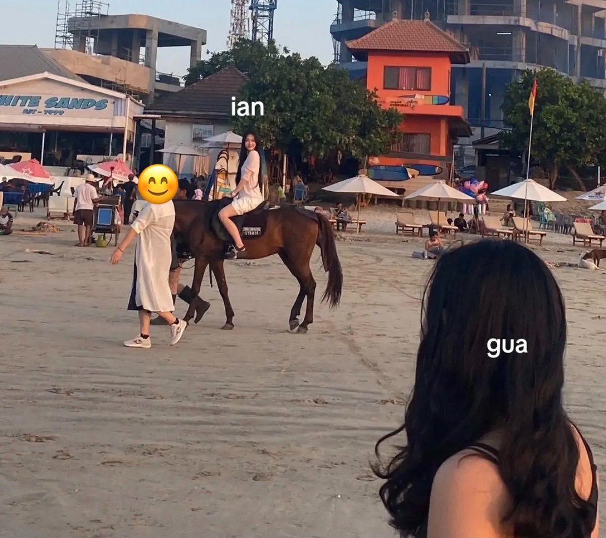 H2H_INA's tweet photo. #IAN tau jika foto dirinya naik kuda bersama #CARMEN sudah tersebar.

🫛: Ahhh, aku juga ketahuan pernah naik kuda bareng Reumen unnie hahaha
🫛: Iya, aku lihat itu! 
🫛: Awalnya cuma karena aku pengin coba aja. Menurutku orang yang lagi naik kuda tuh kelihatan bebas banget, jadi aku tertarik buat belajar
🫛: Aku waktu itu sempat foto-foto, nanti bakal aku upload

#Hearts2Hearts #하츠투하츠 #H2H
@Hearts2Hearts