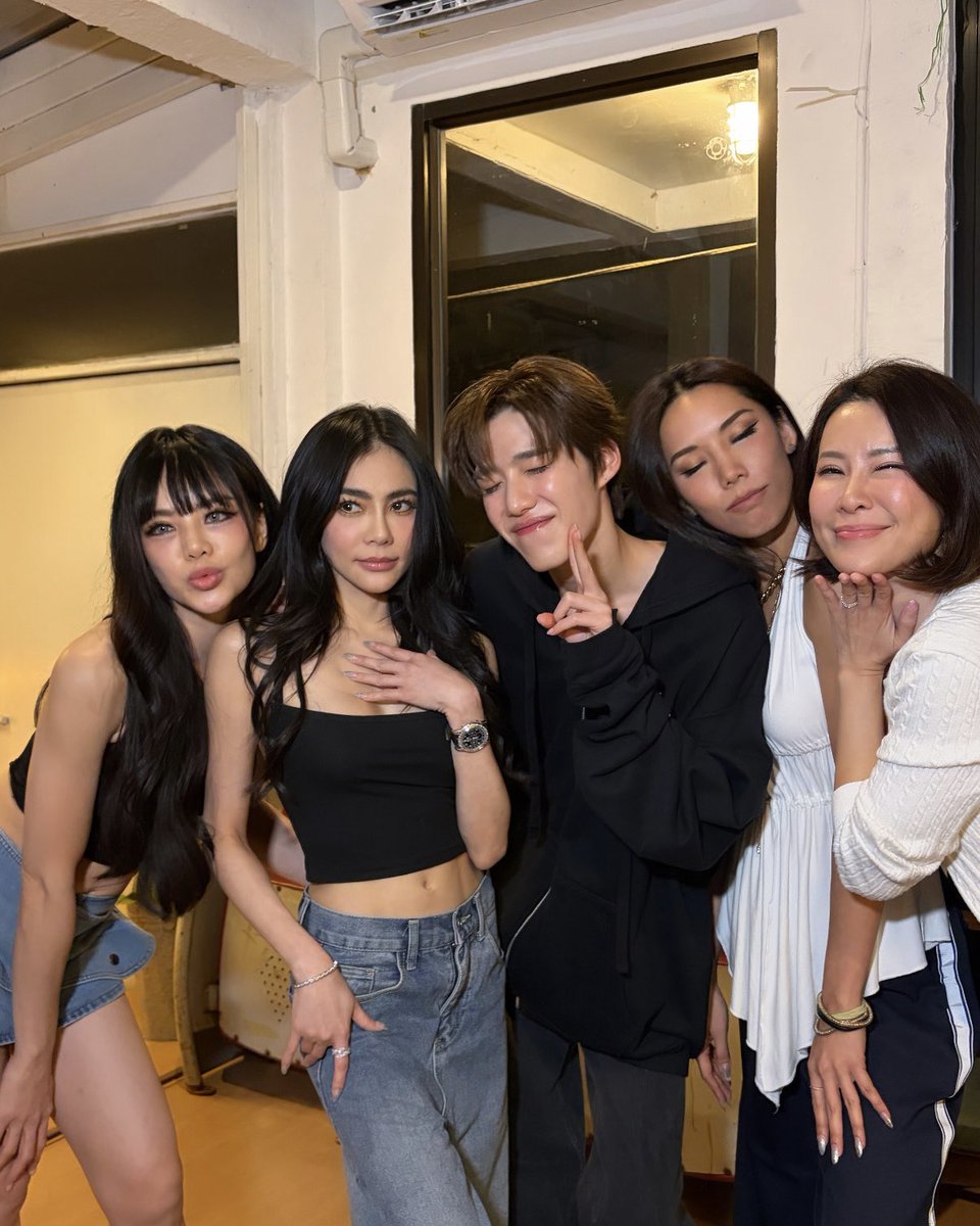 PPKrit_Ent's tweet photo. วง 5 แยกลาดพร้าวเดบิ้วท์แล้ว ดู MV เลย  #แฟนใครปะคะ_MV

: https://t.co/t5j1QWpskL

#แฟนใครปะคะ
#PPKritt #GirlyBerry https://t.co/pRHBC3zuhh