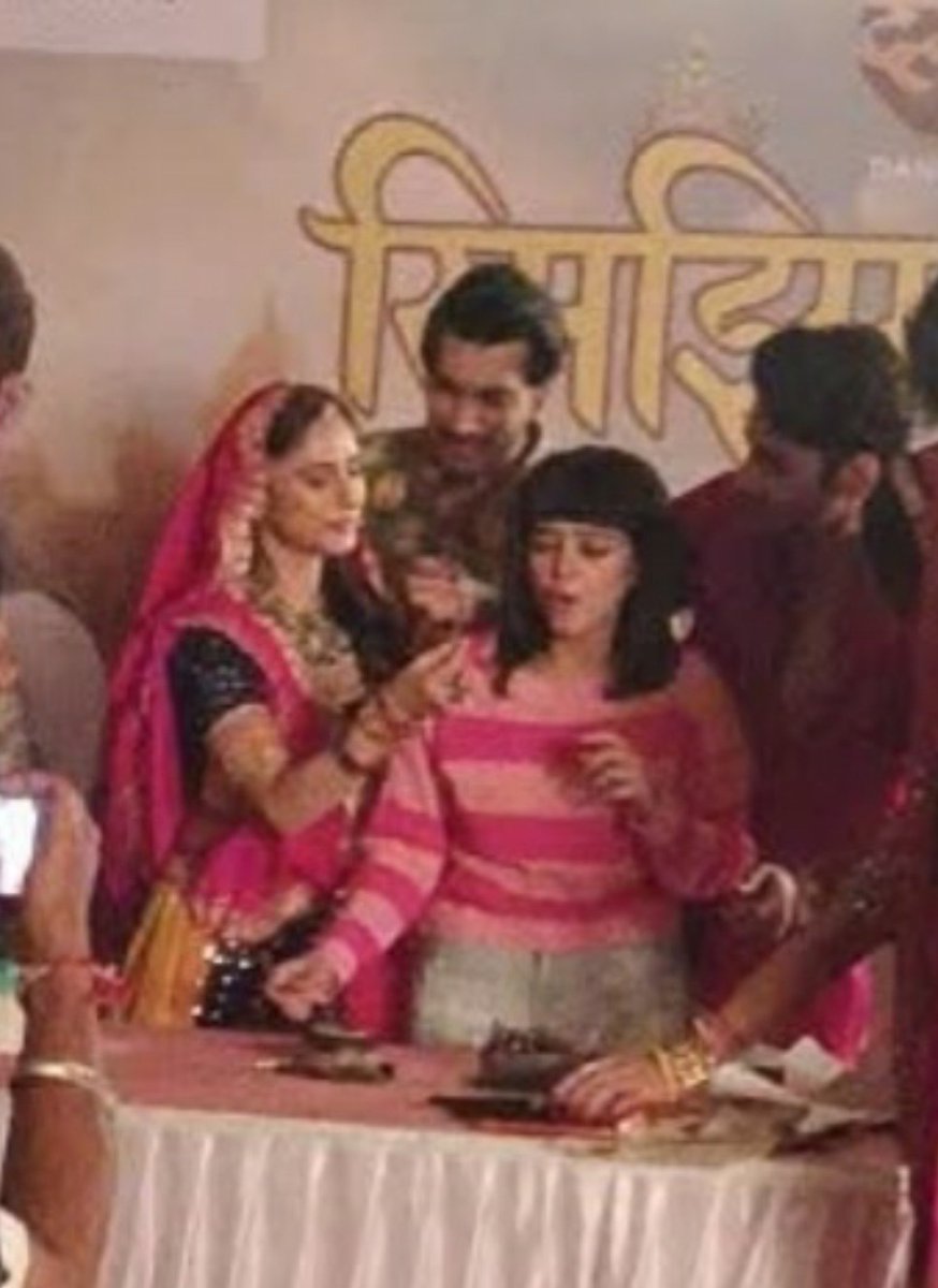 Anchal_sharma01's tweet photo. Sharam kar lo SSP🥰🥰🤏 @ShashiSumeet Isse badaa cake 🎂toh fans ne hi bhej diyaa thaa #himanshika ko😭😭😭🤚SSP Itnaa chindipanaa🥸
#rimjhim https://t.co/aJnuNMRCTI