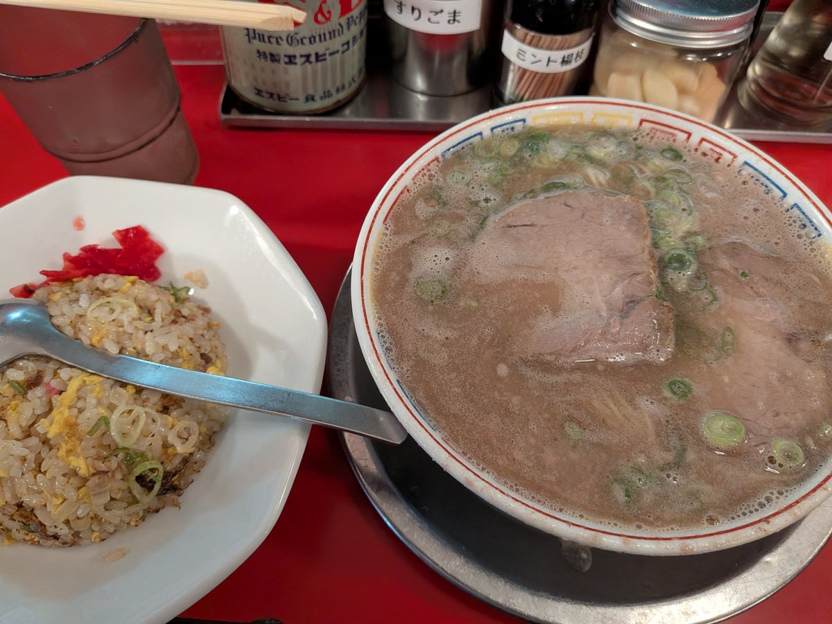 tuuukooo55's tweet photo. 福岡でえぐい対バンを刮目したので夜は一気に三食いかせてもらいました！！宿泊先までは歩いて行きます！道中、気になるご飯屋あったら入ります！！！！ https://t.co/QH3GuzGJXk