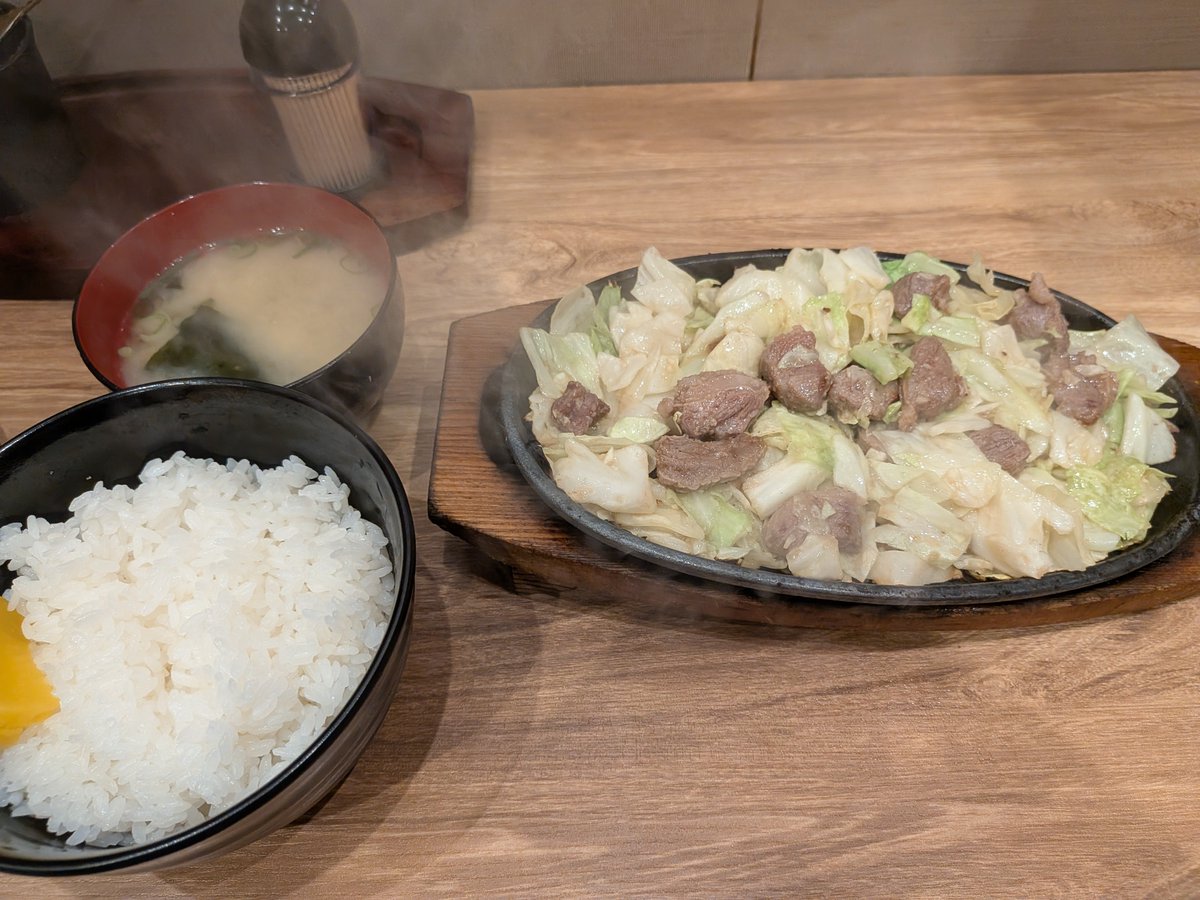 tuuukooo55's tweet photo. 福岡でえぐい対バンを刮目したので夜は一気に三食いかせてもらいました！！宿泊先までは歩いて行きます！道中、気になるご飯屋あったら入ります！！！！ https://t.co/QH3GuzGJXk