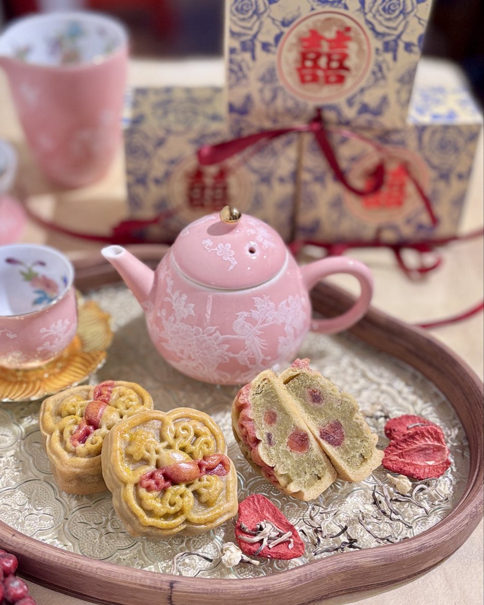 tenteninsho's tweet photo. 🌸🥮 銀毫ジャスミン苺ミルク月餅 🍓
上質で香り高いジャスミン茶に、ほんのり甘酸っぱいドライ苺を合わせました✨
さらに練乳とミルクパウダーを加え、ジャスミンの華やかな香りに、苺の甘酸っぱさとまろやかなミルクの味わいをプラス🥛💕
⁡
阪神梅田本店「はじめての中国茶とおやつ」にて先行発売🍵✨コチラは期間限定商品です！
#甜甜印象 #月餅 #はじめての中国茶とおやつ #阪神百貨店