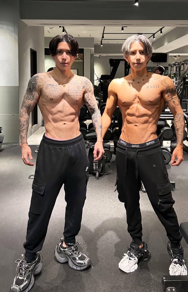 Rvb_Twins's tweet photo. 筋肉は服着るとデブに見えるって
それ太ってるだけだから

・そもそも体脂肪15%以上
・低身長で厚みつけすぎ
・腕鍛えすぎ
・腹筋鍛えて腹囲広がる
・枕高くて僧坊発達
・背中トレエラーで僧坊発達
・肩トレエラーで僧坊発達

正しく広がり付けられなくて
中心に固まった筋肉は着膨れするという
極めて単純な話

正しく鍛えたら
脱いだらガチイケ
着てもガチイケ