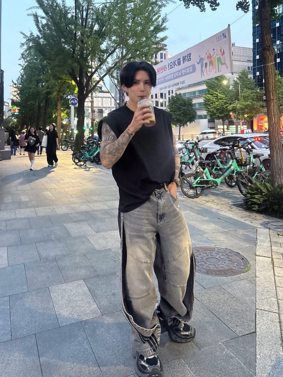 Rvb_Twins's tweet photo. 筋肉は服着るとデブに見えるって
それ太ってるだけだから

・そもそも体脂肪15%以上
・低身長で厚みつけすぎ
・腕鍛えすぎ
・腹筋鍛えて腹囲広がる
・枕高くて僧坊発達
・背中トレエラーで僧坊発達
・肩トレエラーで僧坊発達

正しく広がり付けられなくて
中心に固まった筋肉は着膨れするという
極めて単純な話

正しく鍛えたら
脱いだらガチイケ
着てもガチイケ