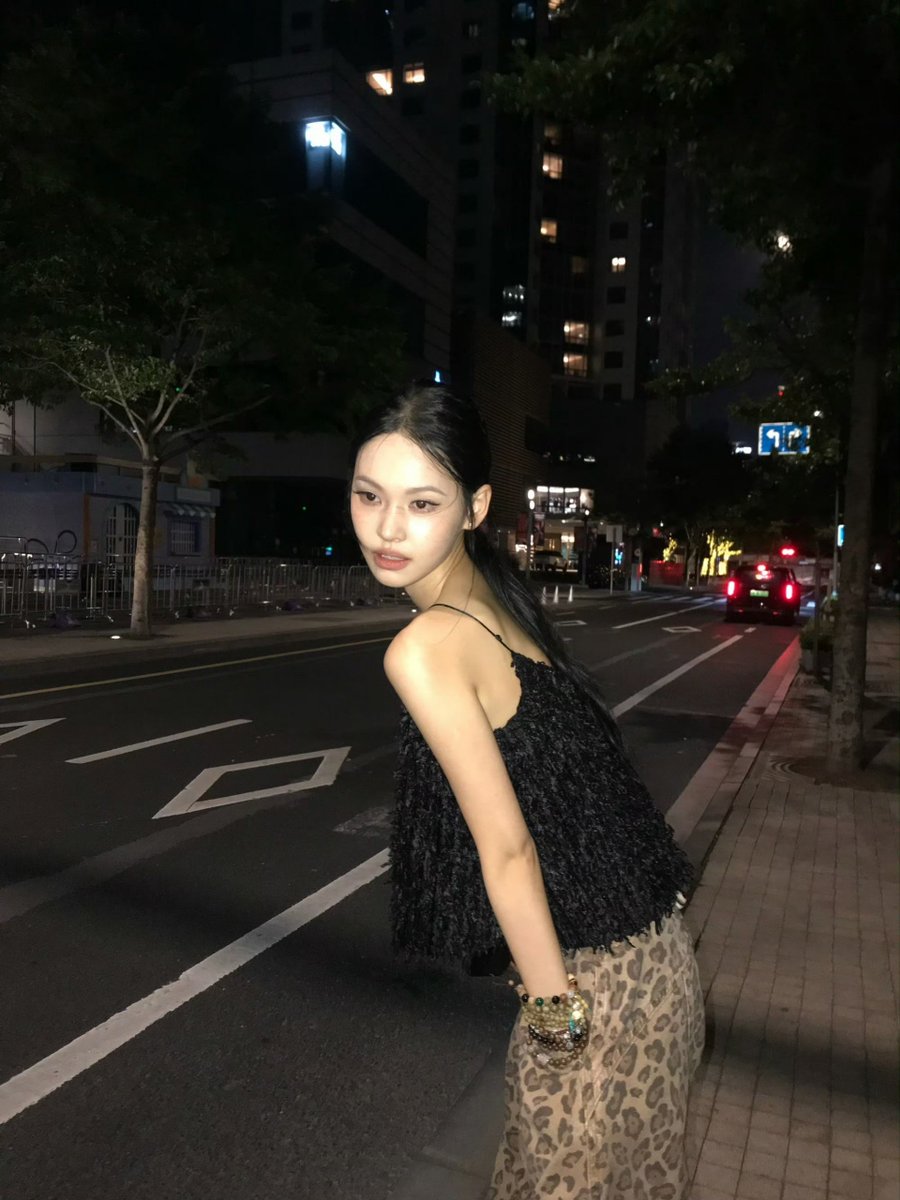 cdenyu's tweet photo. (i, سؤال بلاغي): pray tell, darlings,
“who strolls an empty boulevard past midnight with a tiny lamb dangling from her bag?” / möi. https://t.co/rdvqd7Ztxo