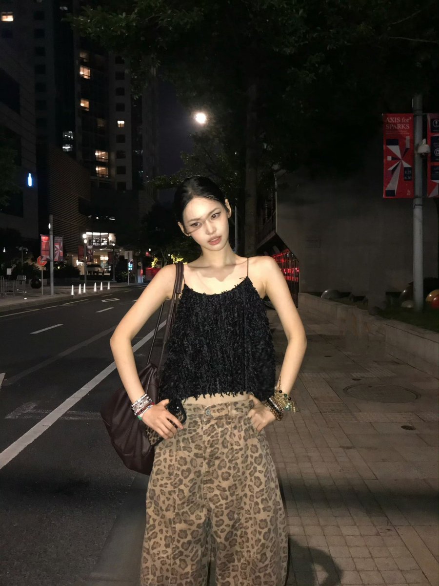 cdenyu's tweet photo. (i, سؤال بلاغي): pray tell, darlings,
“who strolls an empty boulevard past midnight with a tiny lamb dangling from her bag?” / möi. https://t.co/rdvqd7Ztxo