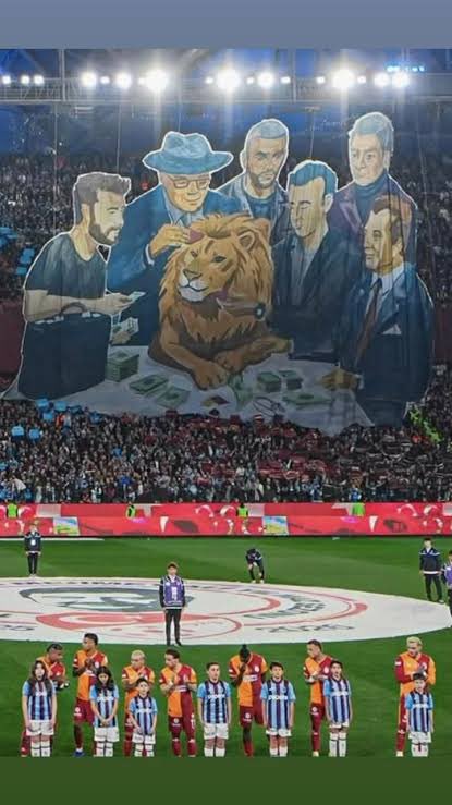 MarcaGala1905's tweet photo. Şu pankart için Trabzonsporlulara kızmıştık meğer kendi başkanları için açmışlar haberimiz yokmuş https://t.co/6nDXDwjkLk