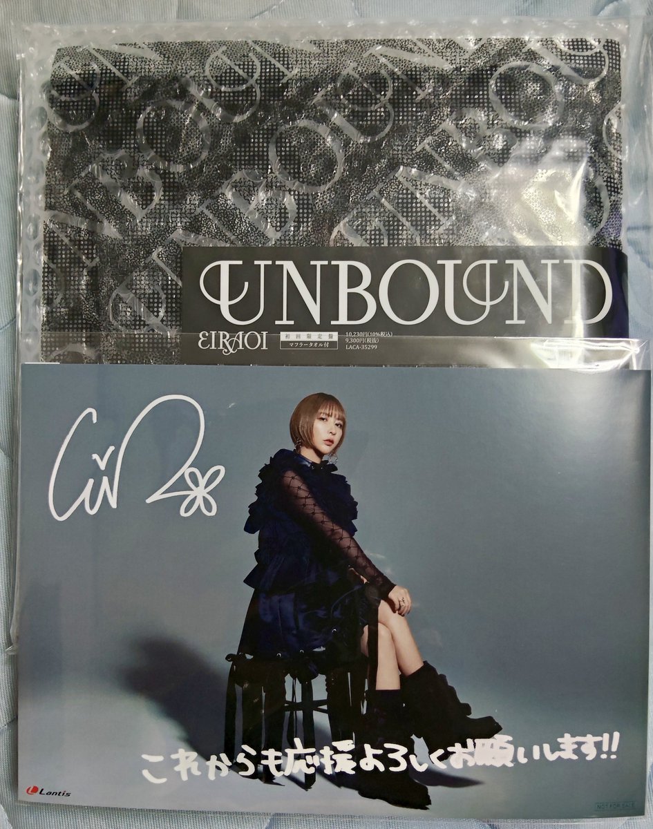 pale_luminol's tweet photo. @eir_ruru2 ニューアルバム🎊まだ聴きこめてないけど、バリエーションに富んでる挑戦的な曲達が今のエイルを体現しているように感じた🎶「嵐の中でも」の〘藍い熱は決して冷めない〙ひたすらグッときた👍✨
あと、ジャケ写とちょっとポーズが違う特典カードお気入り😆 https://t.co/NMHqGCfIql