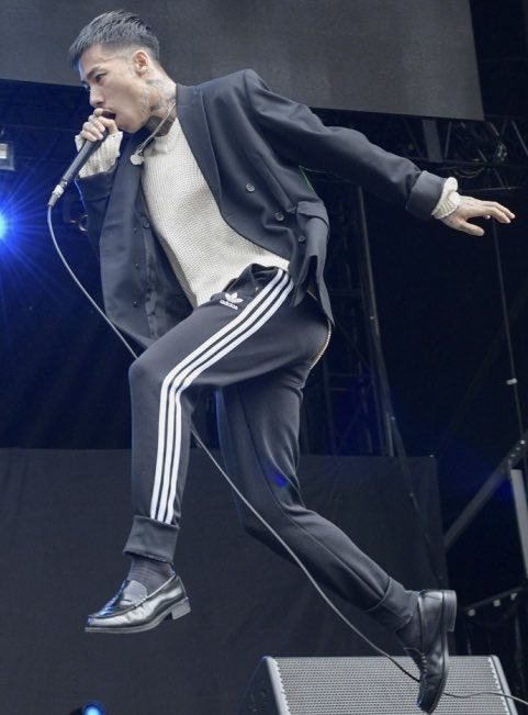 wxgaj's tweet photo. 当時、Kohh先生がAdidasのトラックパンツにジャケットや革靴を合わせて、フォーマルかつ上品に着崩すスタイルが好きだったので、自分もそれをリファレンスに色々なアイテムを文脈問わず色々混ぜたりして組み合わせたりしてて、何年経ってもたまに割とジャージに異なる文脈のアイテム混ぜたりしがち。 https://t.co/FgOC5wtyxI