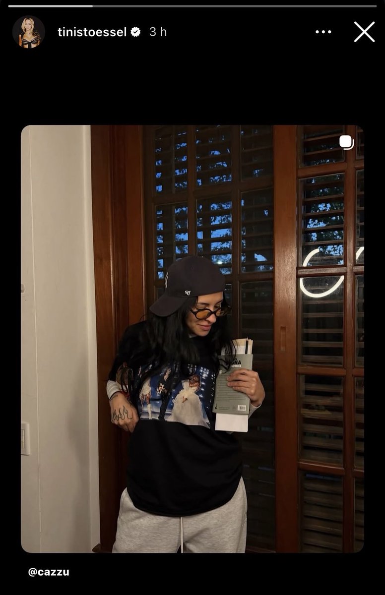 SanntiVarela's tweet photo. Lali y Tini subiendo a sus historias la foto de Cazzu con su remera ❤️ https://t.co/lQB7Ejpt47