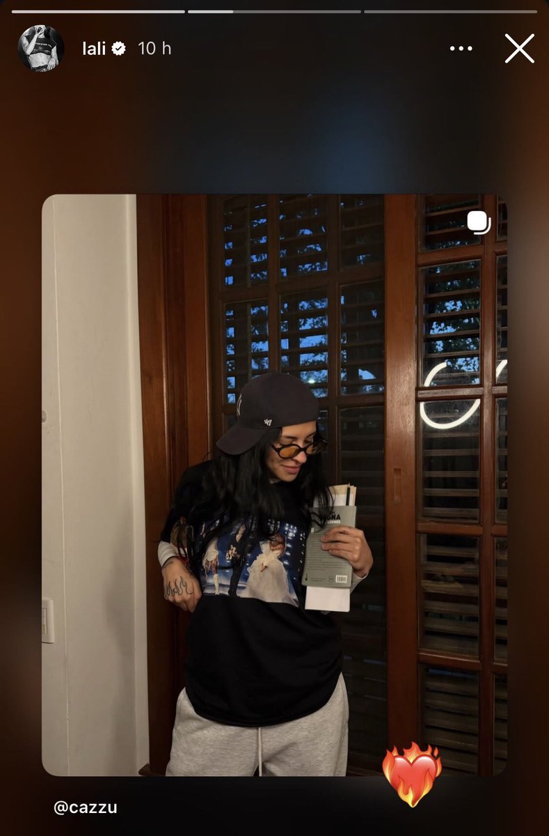 SanntiVarela's tweet photo. Lali y Tini subiendo a sus historias la foto de Cazzu con su remera ❤️ https://t.co/lQB7Ejpt47