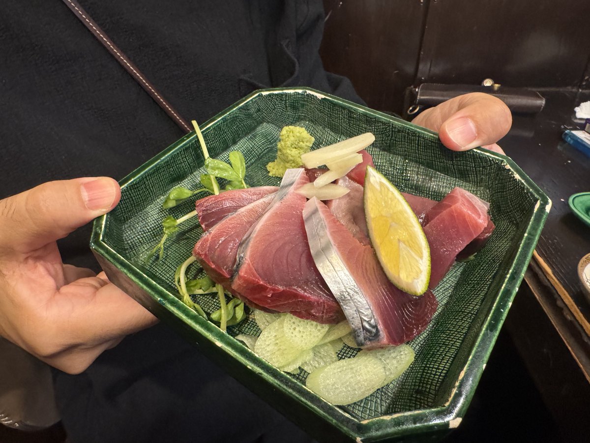 kodekochi's tweet photo. 高知の風俗店の社長なので言いますが
実話ナックルズさんがこの僕を取材に来てまして、高知の美味いものを！！とのことだったので、やっとやっと居酒屋『一情』さんに行ってました。

結論から言うと『めっちゃ美味かった。』高知の一般人でもトップレベルにカツオを食べる僕が言うのだから間違いありません。美味しいカツオは口に入れて無くなるまで最後まで味が濃いのです（わかりにくくてすみません）。なかなか無いと言うか無い。あとは塩タタキ、うなぎ、エビチリ、うなぎ、椎茸、などなど、最後の締めの「カツオ飯」初めての感覚のお茶漬けみたいな飯（わかりにくくくてすみません）。やはり、お若いだけあって、新感覚の見せ方？味？の料理でした。ほんと美味しい。喫煙です！是非に。