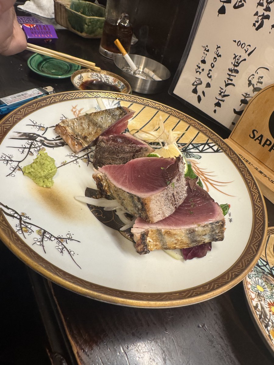 kodekochi's tweet photo. 高知の風俗店の社長なので言いますが
実話ナックルズさんがこの僕を取材に来てまして、高知の美味いものを！！とのことだったので、やっとやっと居酒屋『一情』さんに行ってました。

結論から言うと『めっちゃ美味かった。』高知の一般人でもトップレベルにカツオを食べる僕が言うのだから間違いありません。美味しいカツオは口に入れて無くなるまで最後まで味が濃いのです（わかりにくくてすみません）。なかなか無いと言うか無い。あとは塩タタキ、うなぎ、エビチリ、うなぎ、椎茸、などなど、最後の締めの「カツオ飯」初めての感覚のお茶漬けみたいな飯（わかりにくくくてすみません）。やはり、お若いだけあって、新感覚の見せ方？味？の料理でした。ほんと美味しい。喫煙です！是非に。