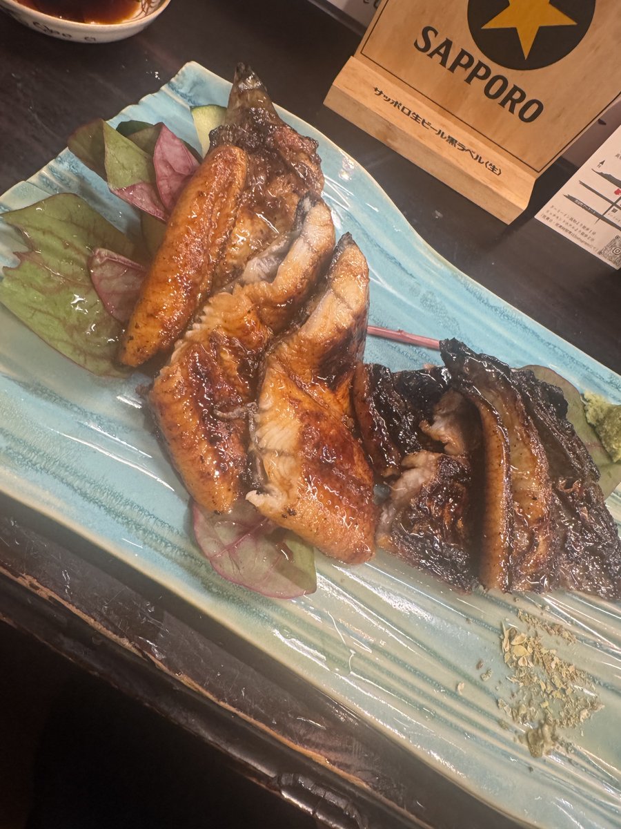 kodekochi's tweet photo. 高知の風俗店の社長なので言いますが
実話ナックルズさんがこの僕を取材に来てまして、高知の美味いものを！！とのことだったので、やっとやっと居酒屋『一情』さんに行ってました。

結論から言うと『めっちゃ美味かった。』高知の一般人でもトップレベルにカツオを食べる僕が言うのだから間違いありません。美味しいカツオは口に入れて無くなるまで最後まで味が濃いのです（わかりにくくてすみません）。なかなか無いと言うか無い。あとは塩タタキ、うなぎ、エビチリ、うなぎ、椎茸、などなど、最後の締めの「カツオ飯」初めての感覚のお茶漬けみたいな飯（わかりにくくくてすみません）。やはり、お若いだけあって、新感覚の見せ方？味？の料理でした。ほんと美味しい。喫煙です！是非に。