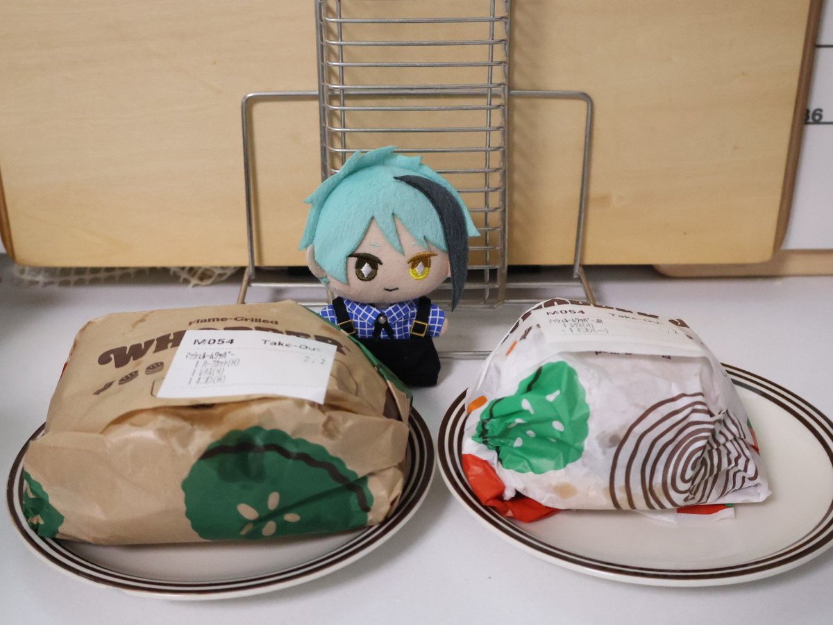 nonkinoko13's tweet photo. 🍄はじまったので、お昼ご飯に買ってきたよ🍔 https://t.co/Jn5RTEo2S3