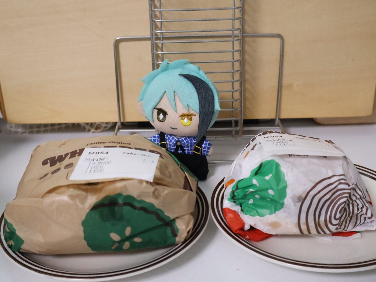 nonkinoko13's tweet photo. 🍄はじまったので、お昼ご飯に買ってきたよ🍔 https://t.co/Jn5RTEo2S3
