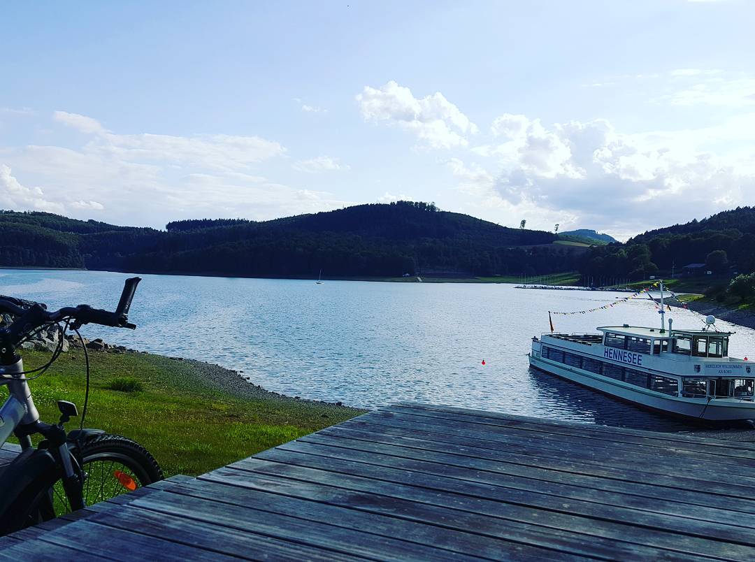patricia897's tweet photo. Wie am Meer; ) #meschede #sauerland #wanderlust #heimatliebe #hennesee #sun #sonne #vakantie #nature #outdoor #summer #sommer #sport #sports #radfahren #fahrrad #mountainbike #bicycle #cycleing #pictureoftheday #cloudy #schiff #schiffahrt https://t.co/hPIWQCR1wS