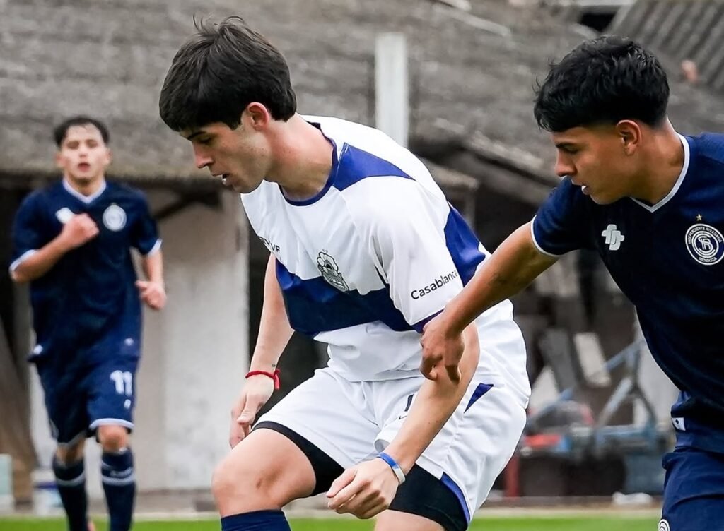 cielosports's tweet photo. #GELP La joven promesa de #Gimnasia que será representado por un emblema histórico de la Selección. Un juvenil con mucha proyección en el Lobo cambió de representante y ahora guiará su carrera un protagonista muy vinculado con la Albiceleste. Los detalles.
https://t.co/Bqq2ZHWeUq https://t.co/j3XnCDxv3s