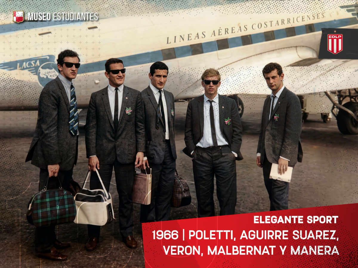 EdelpMuseo's tweet photo. 🎩 🇦🇹 | ELEGANTE SPORT 
Aura Pincharrata, con Poletti, Aguirre Suarez, Veron, Malbernat y Luján Manera en una imgena al pie del avión Costarricense en la gira por centro América de 1966 donde se consolidó el equipo que ganaría todo.

#EleganteSport #MuseoEstudiantes #EDLP https://t.co/Be922aUYEJ
