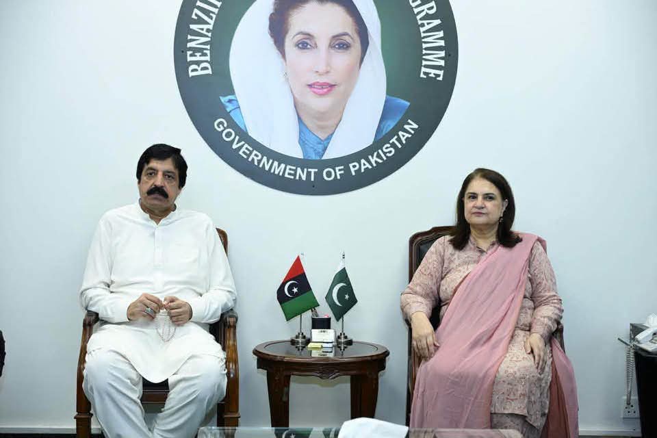 PPP_Org's tweet photo. چیئرپرسن بے نظیر انکم سپورٹ پروگرام سینیٹر روبینہ خالد سے گورنر پنجاب سردار سلیم حیدر کی بی آئی ایس پی ہیڈکوارٹرز میں ملاقات

گورنر پنجاب سردار سلیم حیدر کی چیئرپرسن بی آئی ایس پی سینیٹر روبینہ خالد سے ملاقات
ملاقات میں بی آئی ایس پی کے مختلف پروگرامز اور مستحق خاندانوں کی فلاح و بہبود سے متعلق امور پر گفتگو

ملاقات میں پنجاب میں بی آئی ایس پی پروگرامز کے مؤثر نفاذ اور مستحق خواتین کو سہولیات کی فراہمی پر تبادلہ خیال

سینیٹر روبینہ خالد نے بی آئی ایس پی کے تحت مستحق خواتین کو شفاف اور باعزت انداز میں سہولیات کی فراہمی کے عزم کا اظہار کیا

گورنر پنجاب سردار سلیم حیدر نے مستحق خاندانوں کی سماجی و معاشی بہتری کے لیے بی آئی ایس پی کے کردار کو سراہا

ملاقات میں وفاق اور پنجاب حکومت کے درمیان سماجی تحفظ کے شعبے میں تعاون مزید مضبوط بنانے پر گفتگو

بی آئی ایس پی اور پنجاب حکومت کے درمیان مستحق افراد کی سہولت کے لیے باہمی تعاون جاری رکھنے پر اتفاق

چیئرپرسن بی آئی ایس پی سینیٹر روبینہ خالد اور گورنر پنجاب سردار سلیم حیدر کی ملاقات میں اہم امور پر تبادلہ خیال

بی آئی ایس پی کی جانب سے مستحق خواتین کی سہولت، شفافیت اور ادائیگی کے نظام کو مزید مؤثر بنانے کے اقدامات جاری ہیں 
سینٹر روبینہ خالد
@RubinakhalidPPP @SaleemHaiderPPP