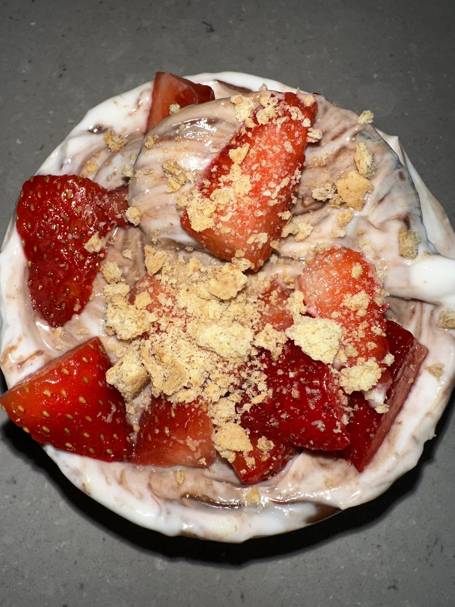 itsrohaanzuberi's tweet photo. I am begging you to stop what you’re doing and to try this right now:

- Greek Yogurt
- 1 tbsp Nutella
- Chopped Strawberries
 - 1/2 graham cracker crushed

Greek yogurt is probiotic dense and high protein. Great for muscle and gut health.

Strawberries give vitamins and packed with antioxidants. Plus they taste awesome.

Nutella makes it indulgent and actually a delicious treat.

Graham crackers are relatively lower calorie and add great texture to make it a perfect treat.