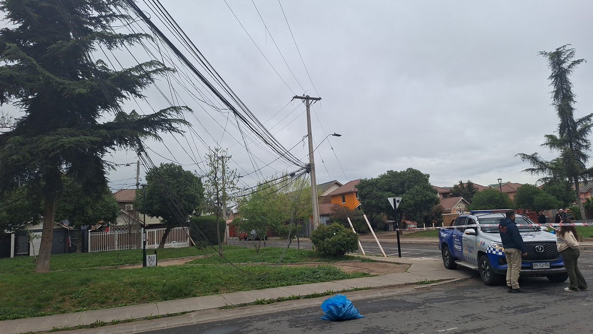 JjvvSan's tweet photo. ⚠️ Atención ... precaucion ...
#ParqueSanFranciscoOriente 
Transito cortado en Parque Cordillera con Parque Boscozo por caida de cables #PuenteAlto https://t.co/E8NXi6pyII