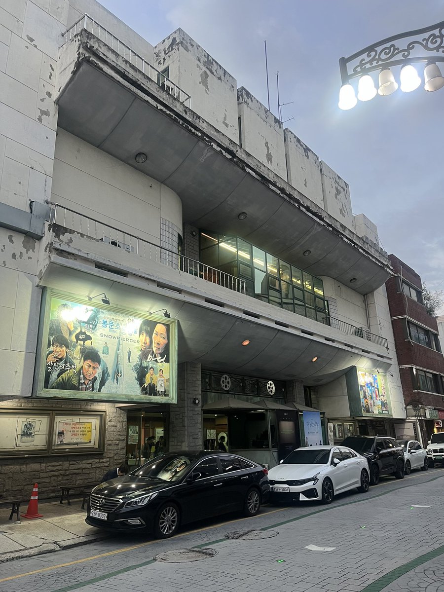 RecordeLyricism's tweet photo. 光州ビエンナーレにやってきました！家から11時間かかった！
さっそく光州劇場のパビリオンへ。
椅子には検閲でカットされた映画のセリフたち。 https://t.co/YsKQd8662G