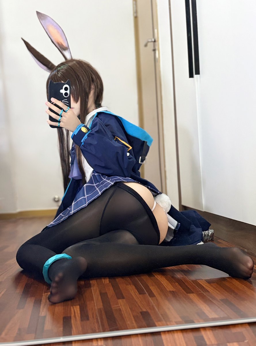 アークナイツ アーミヤ風 バニー耳と黒タイツのコスプレ